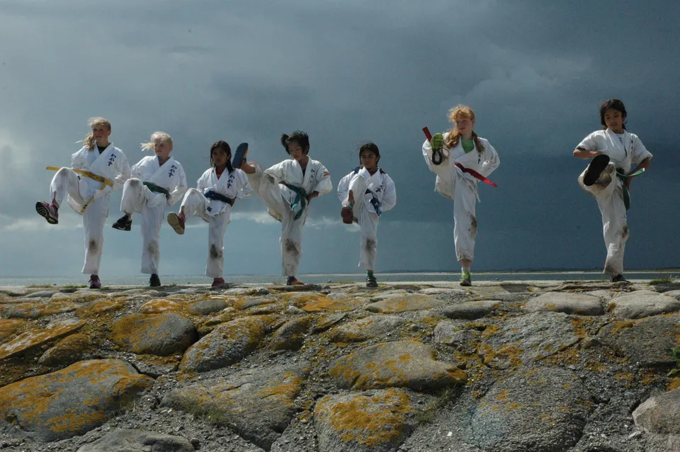 Elever fra Viborg Karate Skole laver spark på stenmolen ved Livø sommerlejr