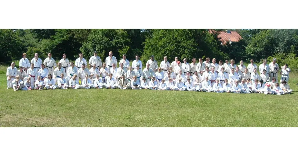 Et glimt fra VKS-arkivet 🥋 Sommerlejr Livø 2006. Billedet findes kun i lav opløsning i arkivet. Hvem kan du genkende på billedet? 👇