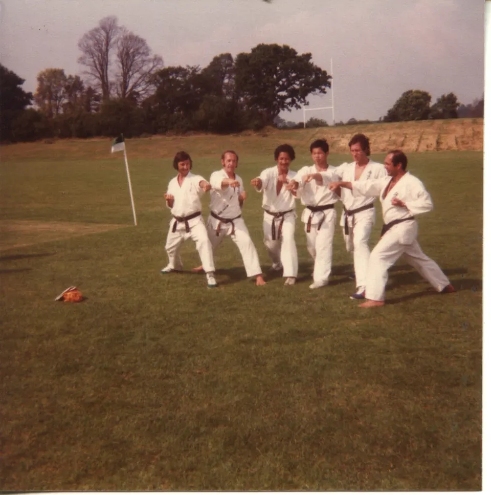 Fundet i arkivet 🥋 BKK sommerlejr i Exeter, England 1977. Swipe for flere billeder fra dagen 👉 Hvem kan du genkende? 👇